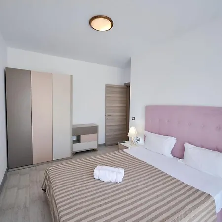 דירה Beachfront 1br Apartment- N Pools מאמאיה