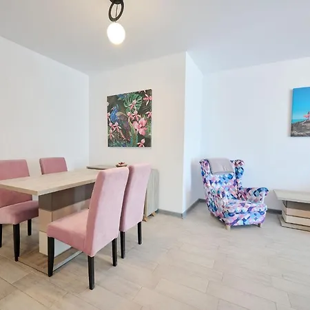 Beachfront 1br Apartment- N Pools Mamaia