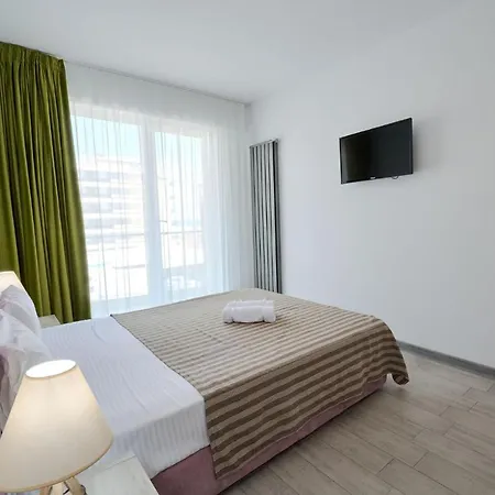 Beachfront 1br Apartment- N Pools מאמאיה