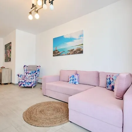 Beachfront 1br Apartment- N Pools דירה