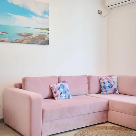 Beachfront 1br Apartment- N Pools מאמאיה