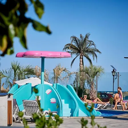 דירה Beachfront 1br Apartment- N Pools *
