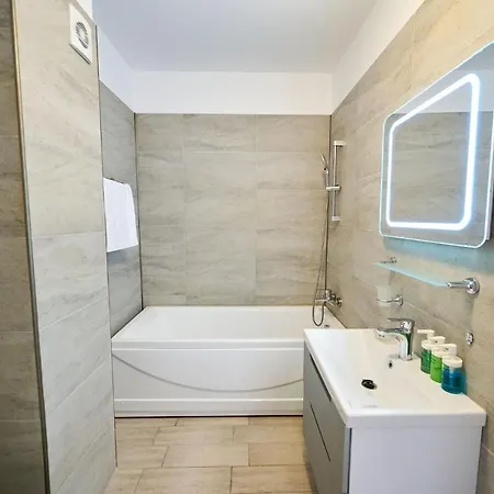 Beachfront 1br Apartment- N Pools * מאמאיה
