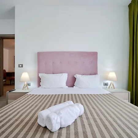 Beachfront 1br Apartment- N Pools Mamaia