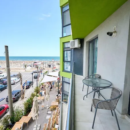 Beachfront 1br Apartment- N Pools דירה מאמאיה