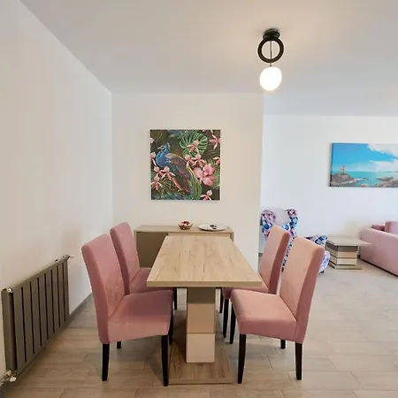 Beachfront 1br Apartment- N Pools *