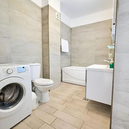 Beachfront 1br Apartment- N Pools מאמאיה