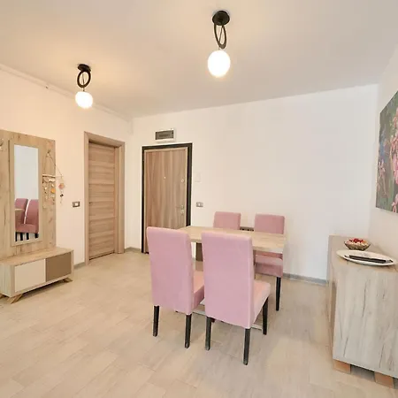 Beachfront 1br Apartment- N Pools דירה *