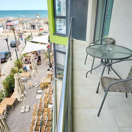 Beachfront 1br Apartment- N Pools דירה