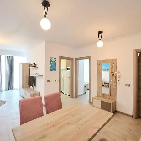 Beachfront 1br Apartment- N Pools דירה *