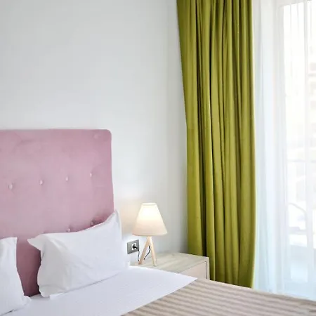 Beachfront 1br Apartment- N Pools דירה מאמאיה